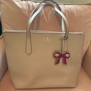 Kate Spade ♠️ Beige Leather Tote with zip top closure